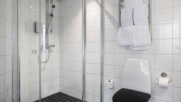 Un bagno moderno con doccia vetrata, un water e un porta asciugamani.