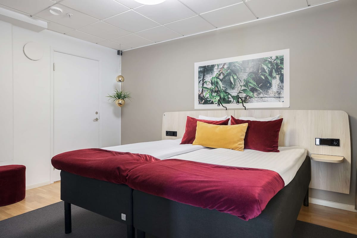 Standard Studio, Multiple Beds, Non Smoking, Kitchenette (Living Room) | Hypo-allergenic bedding, desk, blackout drapes, free WiFi