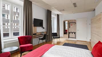 Quarto família, 1 cama de casal, para não fumantes (Larger Room;Bunk beds) | Roupas de cama antialérgicas, escrivaninha, cortinas blackout