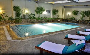 Piscine couverte, chaises longues