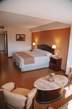 Studiosvit Junior | Minibar, värdeförvaringsskåp på rummet och skrivbord