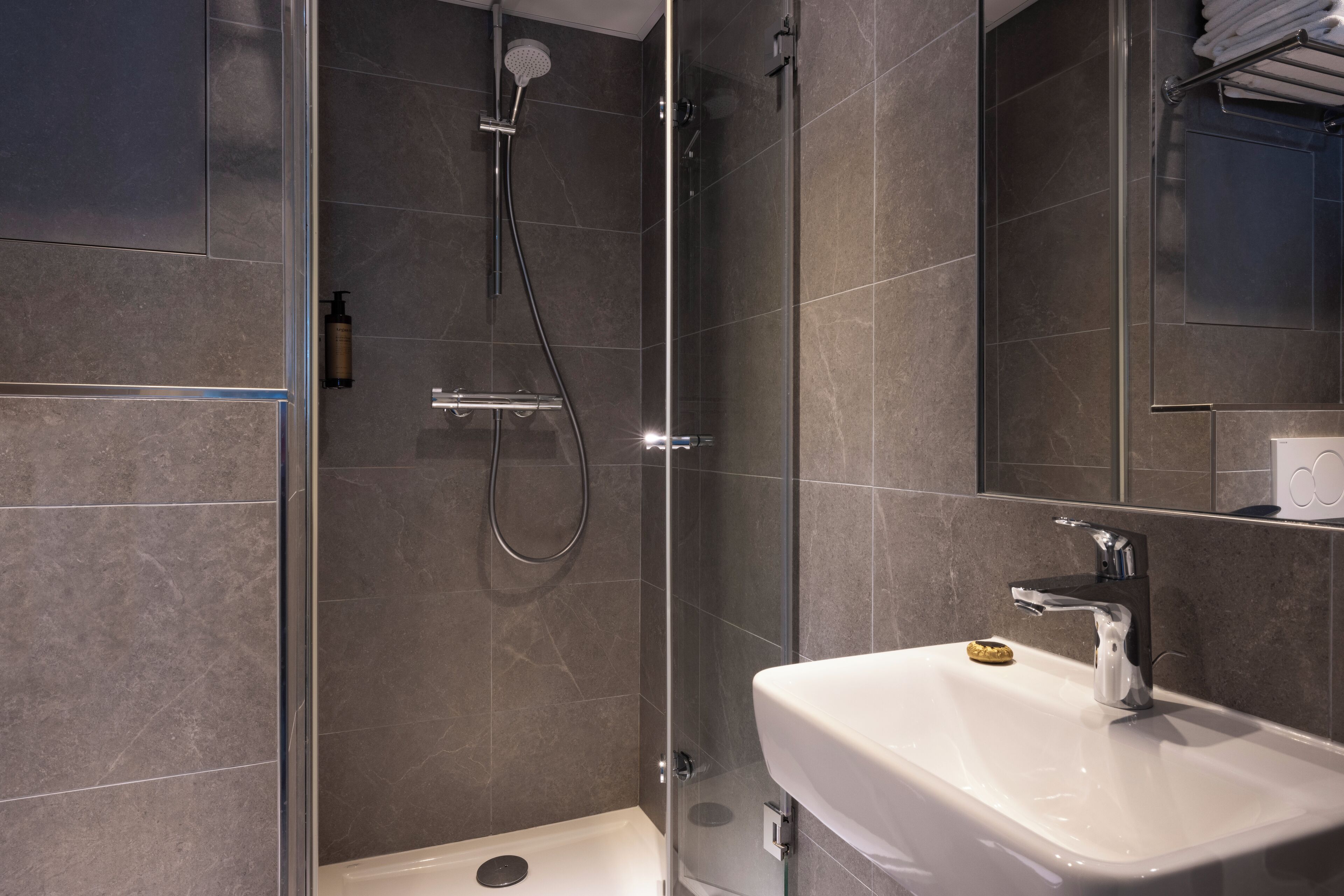 吹风机、毛巾、肥皂、卫生纸