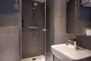 Een haardroger, handdoeken, zeep, toiletpapier