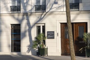Front of property - Hotel Des Mines (Paris)
