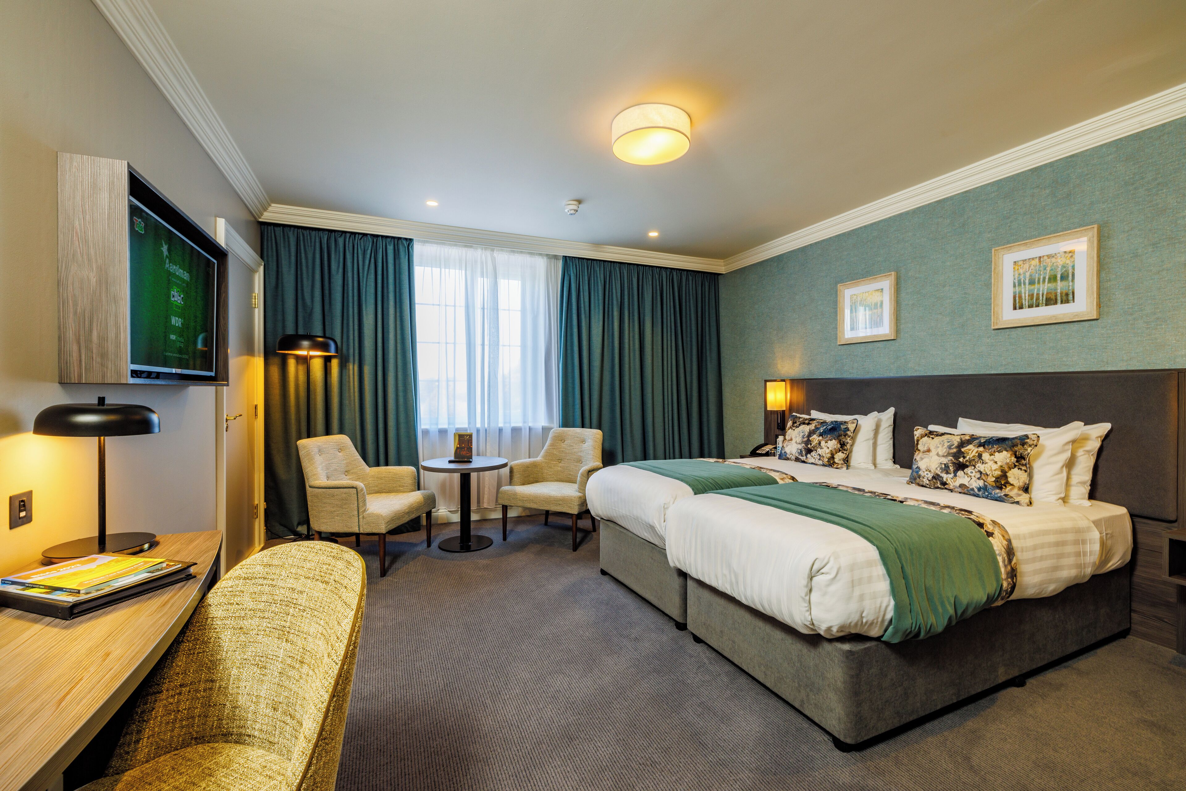 Deluxe Twin Room | In-room safe, desk, iron/ironing board, free cribs/infant beds