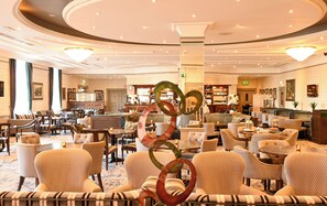 Phục vụ bữa trưa và bữa tối 