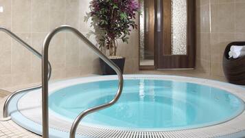 Una piscina cubierta