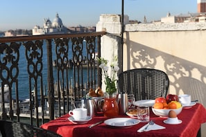 A table set with breakfast items and a view of a cityscape. - Residenza A Tribute To Music (Venice)