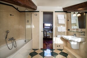 Superior Double or Twin Room, Lagoon View | Tab mandi berendam