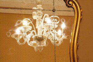 Un lustre composé de plusieurs luminaires suspendus au plafond.