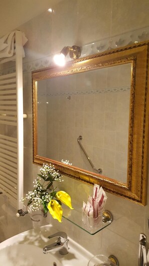 Junior-Suite, Kanalblick | Badezimmer | Dusche, Regendusche, kostenlose Toilettenartikel, Haartrockner