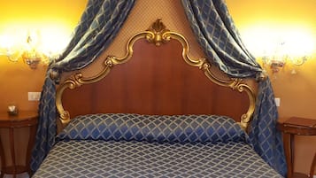 Suite Junior, vue canal | Minibar, coffres-forts dans les chambres, bureau, rideaux occultants