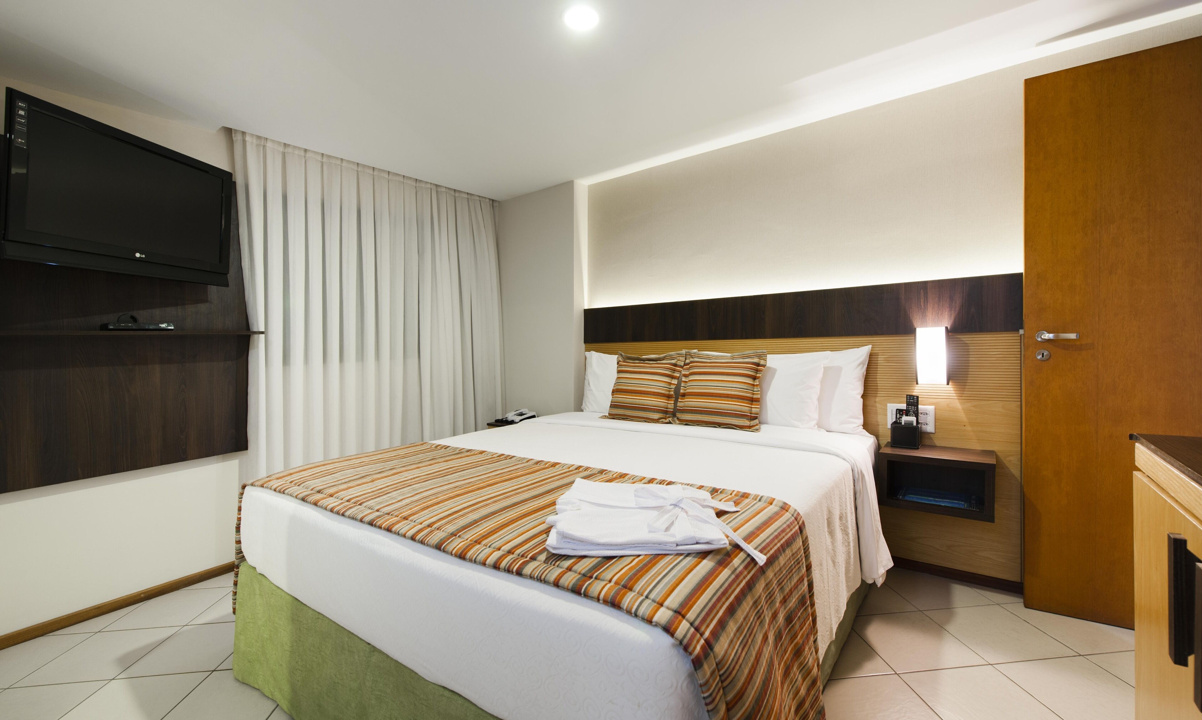 Minibar, coffre-fort, accès au Wi-Fi (inclus), literie fournie