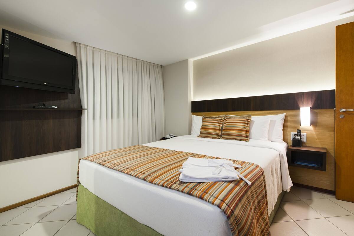 Minibar, coffre-fort, accĂšs au Wi-Fi (inclus), literie fournie