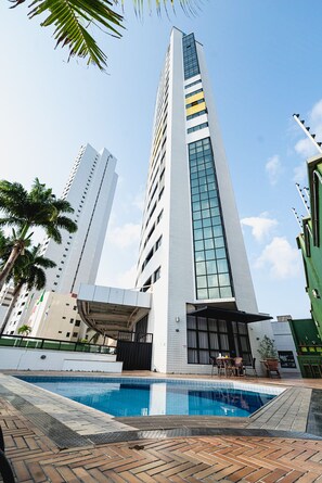 Una piscina al aire libre