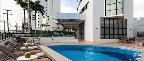 Una piscina al aire libre