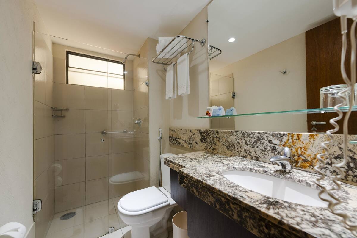 Salle de bain | Douche, serviettes fournies, papier de toilette