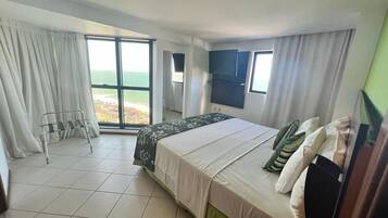 Suíte empresarial, 2 quartos | Frigobar, cofres nos quartos, Wi-Fi de cortesia, roupa de cama