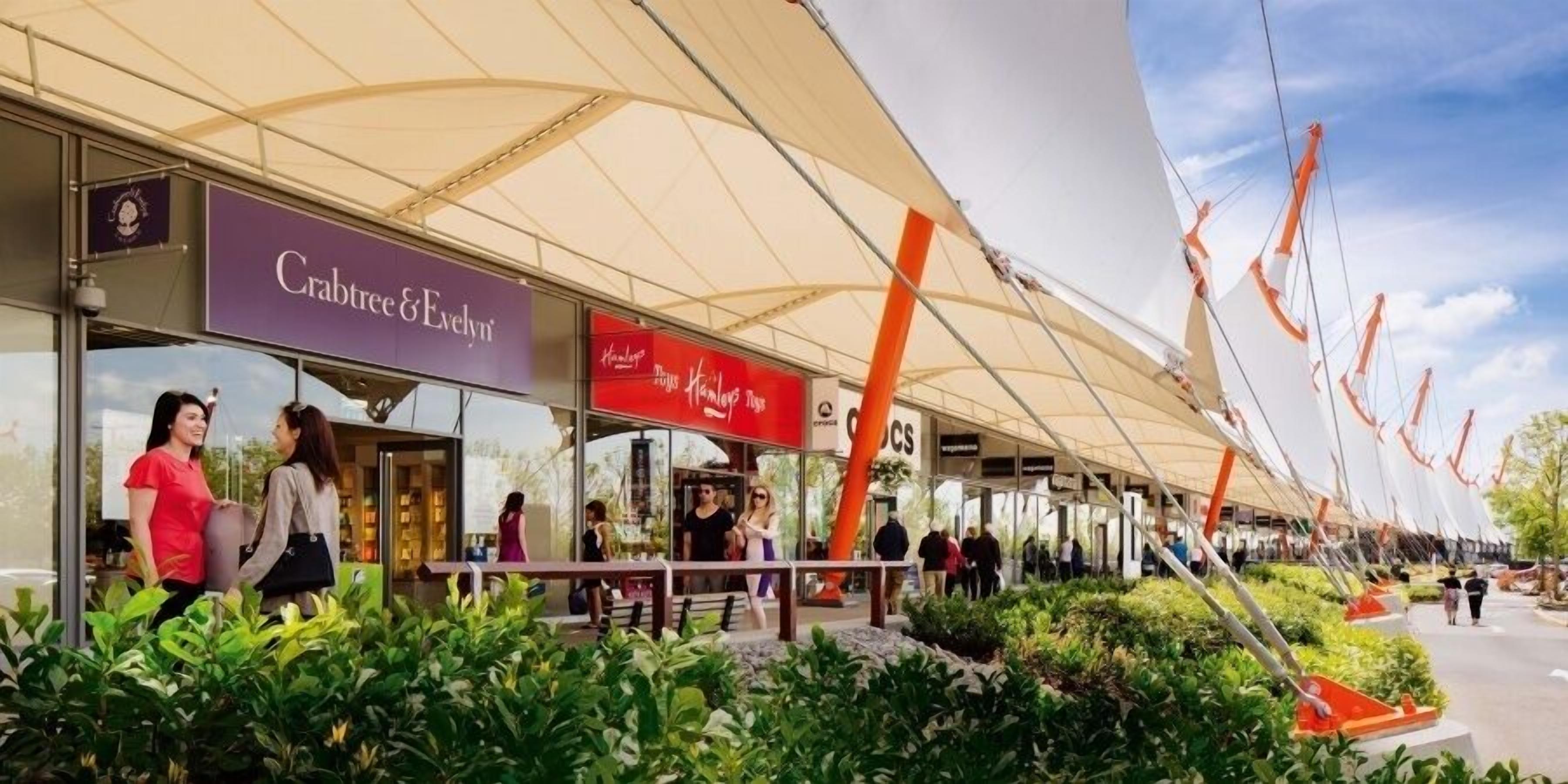 Uma área externa coberta com uma loja Crabtree & Evelyn e um café Tim Hortons.