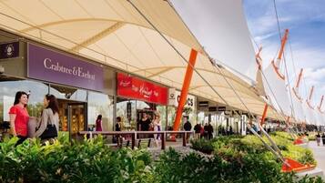 Uma área externa coberta com uma loja Crabtree & Evelyn e um café Tim Hortons.