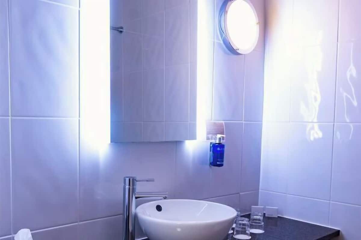 Bañera con ducha, artículos de tocador gratuitos, secador de pelo