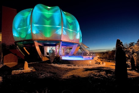 Couples treatment rooms, sauna, hot tub, steam room, body treatments