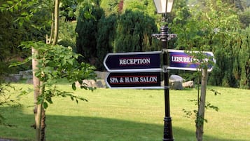 Ein Wegweiser mit Pfeilen zu 'Reception', 'Spa & Hair Salon' und 'Leisure'.