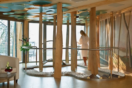 Couples treatment rooms, sauna, hot tub, steam room, body treatments