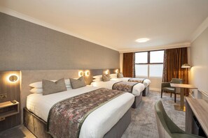 Escritorio, tabla de planchar con plancha, wifi gratis y ropa de cama 