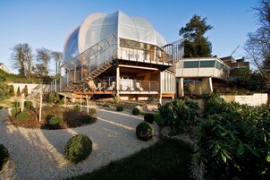 Couples treatment rooms, sauna, hot tub, steam room, body treatments