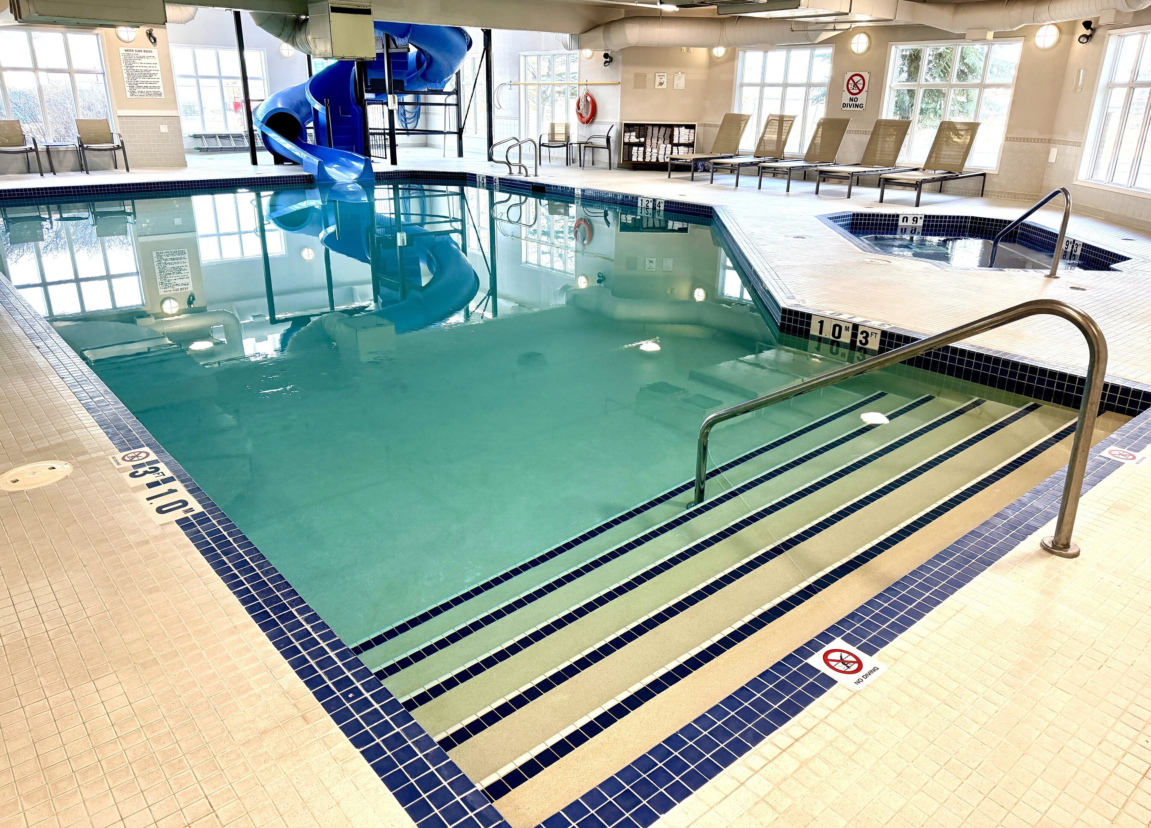 Piscine couverte, accès possible de 08 h 00 à 22 h 00, chaises longues 