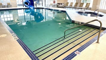 Piscine couverte, accès possible de 08 h 00 à 22 h 00, chaises longues