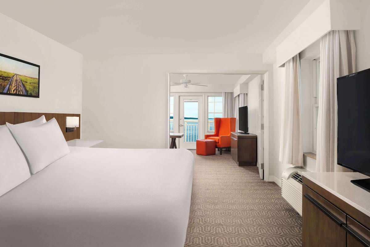 Premium Suite, Accessible | 1 bilik tidur, peralatan tempat tidur premium, peti besi dalam bilik