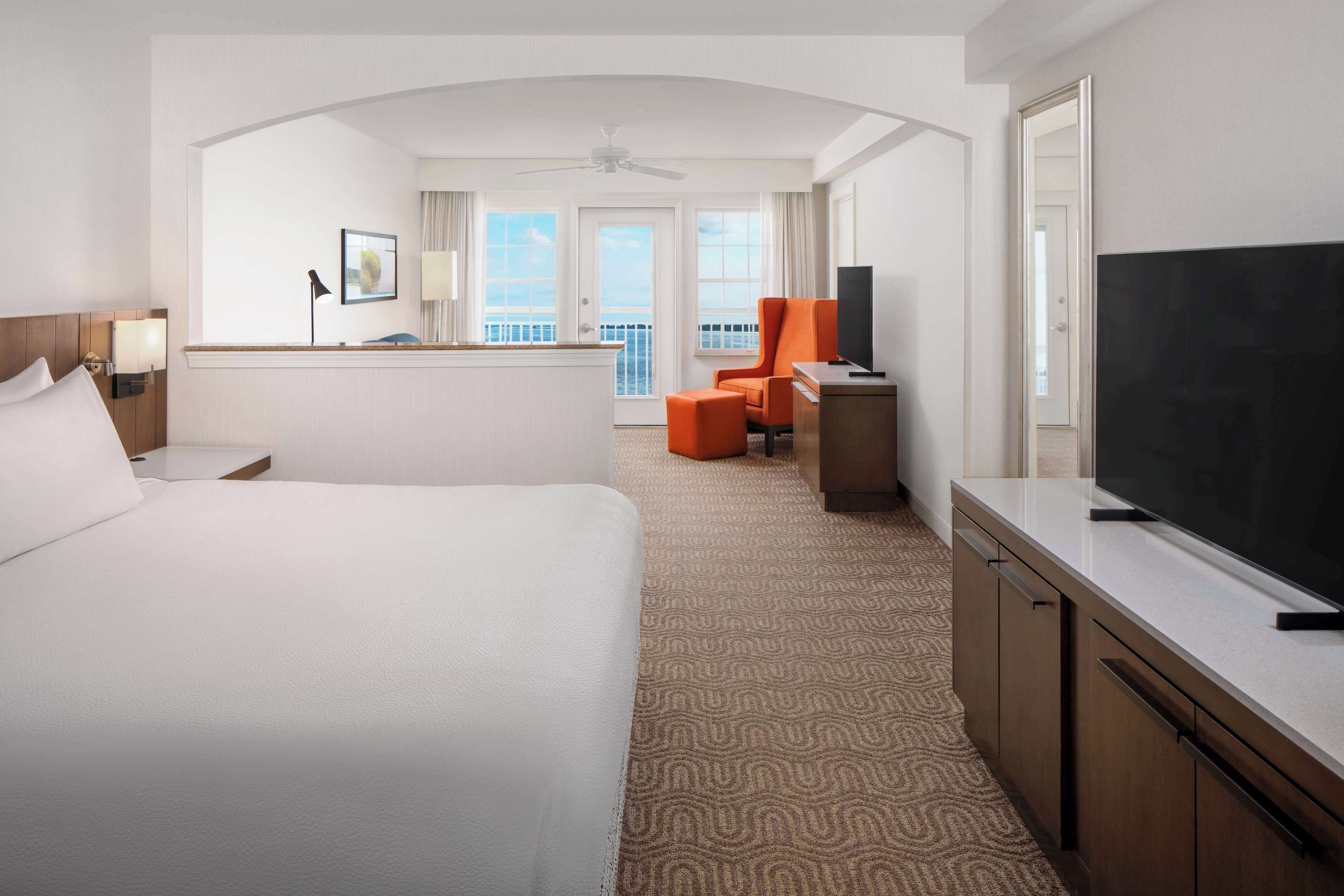 one king junior ste bayfront | 1 bedroom, premium bedding, in-room safe, desk