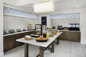 Desayuno buffet (USD 17.00 por persona) 