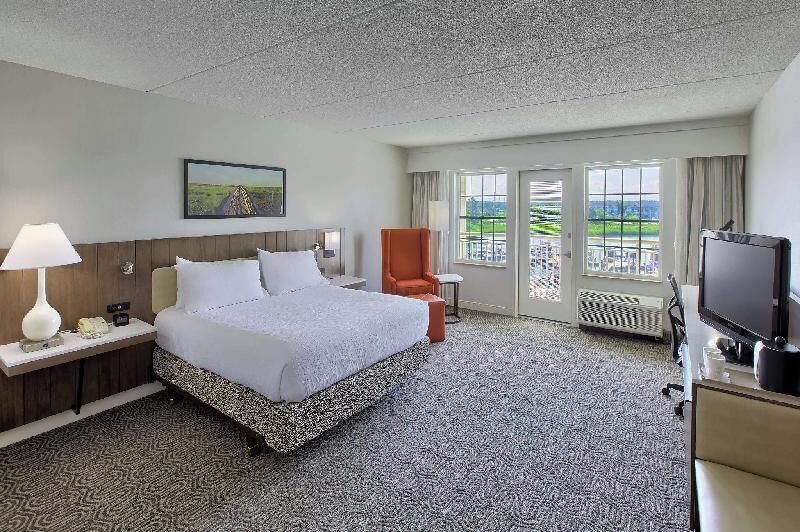 Premium bedding, in-room safe, desk, laptop workspace