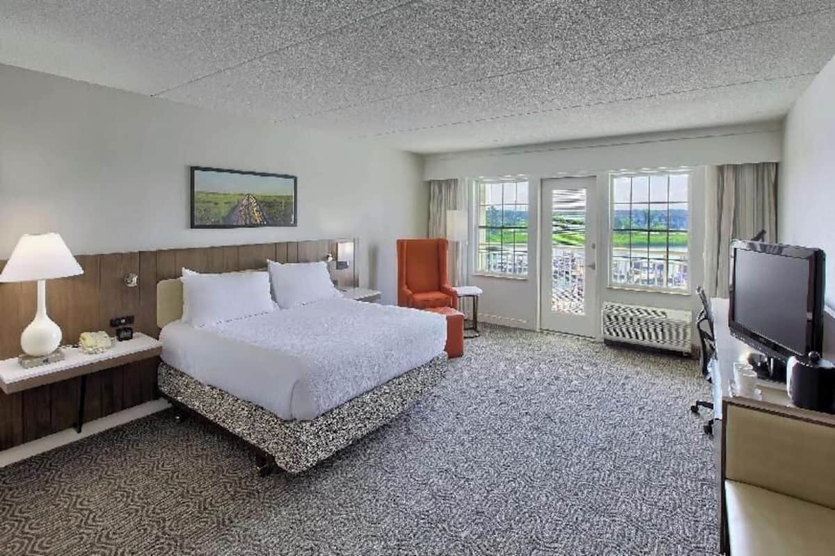 Premium bedding, in-room safe, desk, laptop workspace