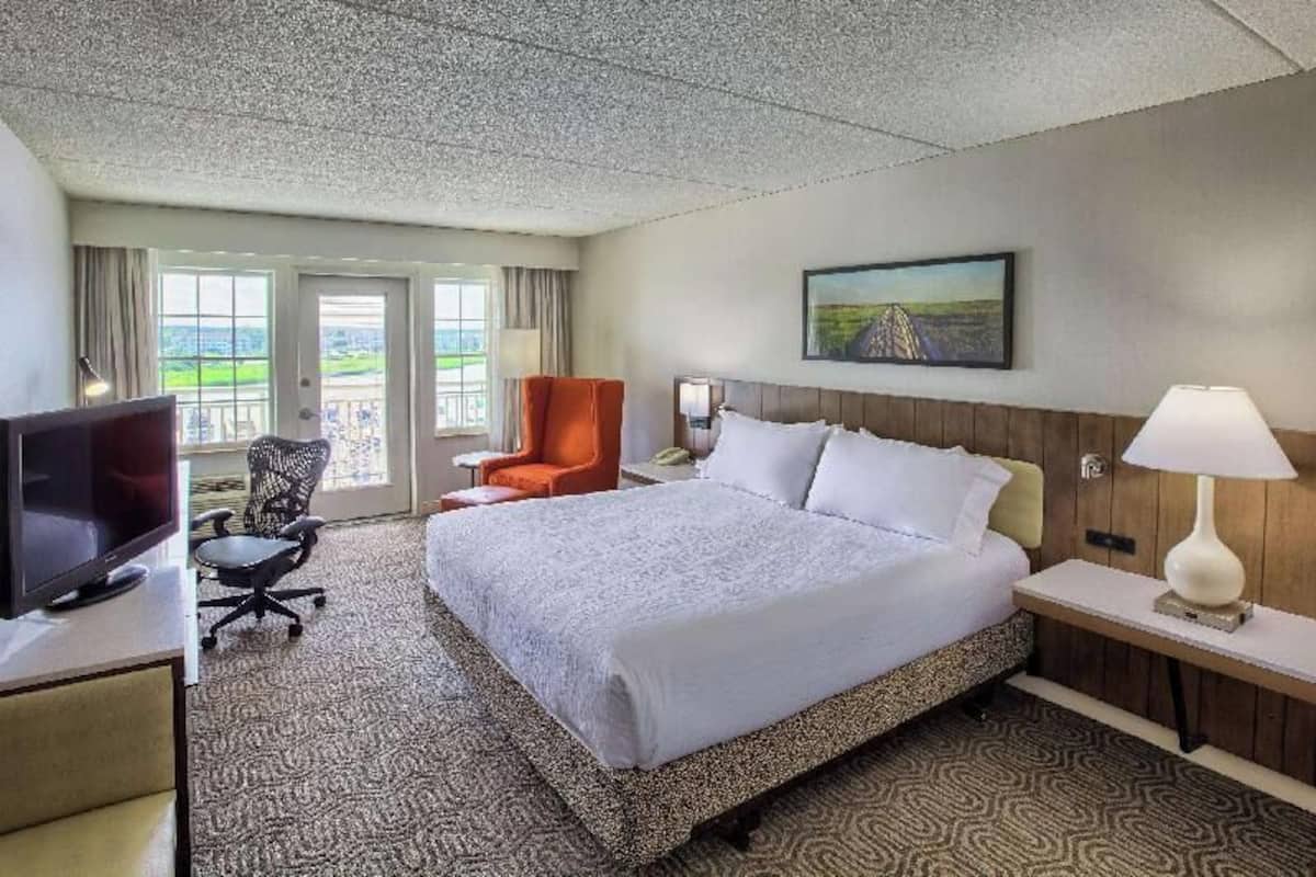 Premium bedding, in-room safe, desk, laptop workspace