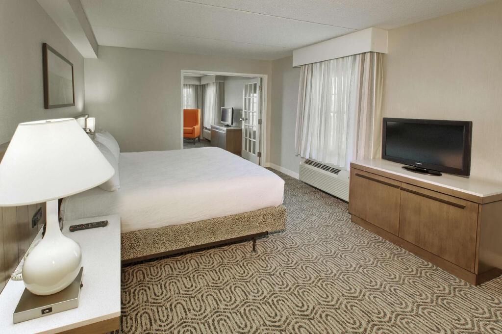 Premium bedding, in-room safe, desk, laptop workspace
