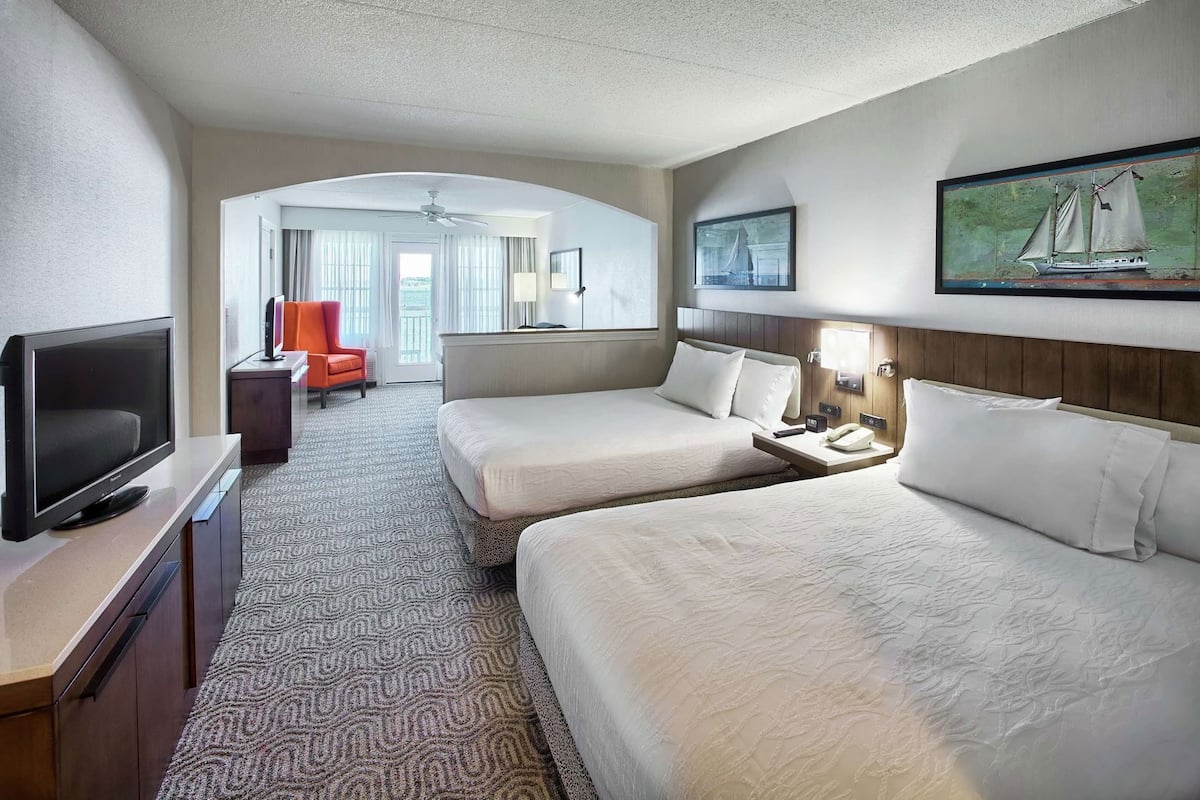 Premium bedding, in-room safe, desk, laptop workspace
