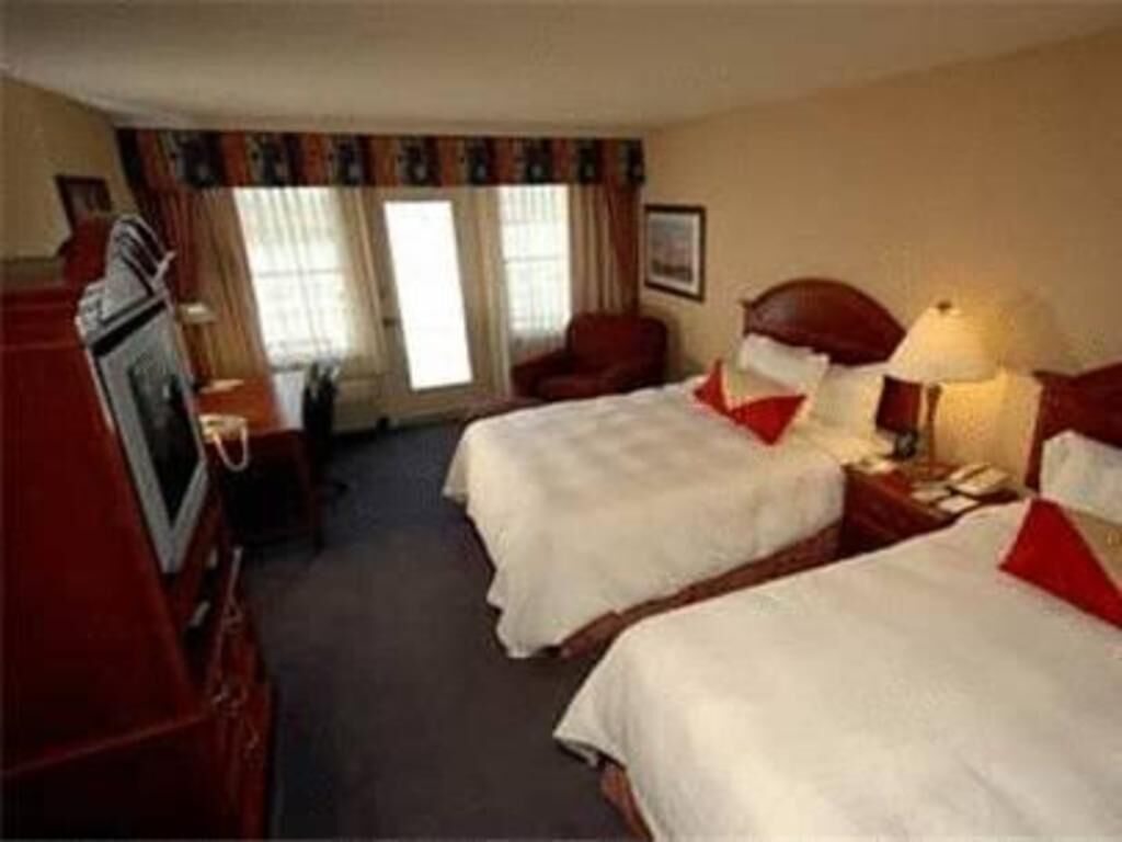Premium bedding, in-room safe, desk, laptop workspace