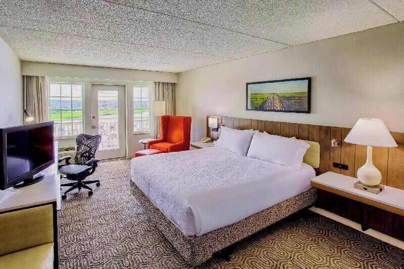 Premium bedding, in-room safe, desk, laptop workspace
