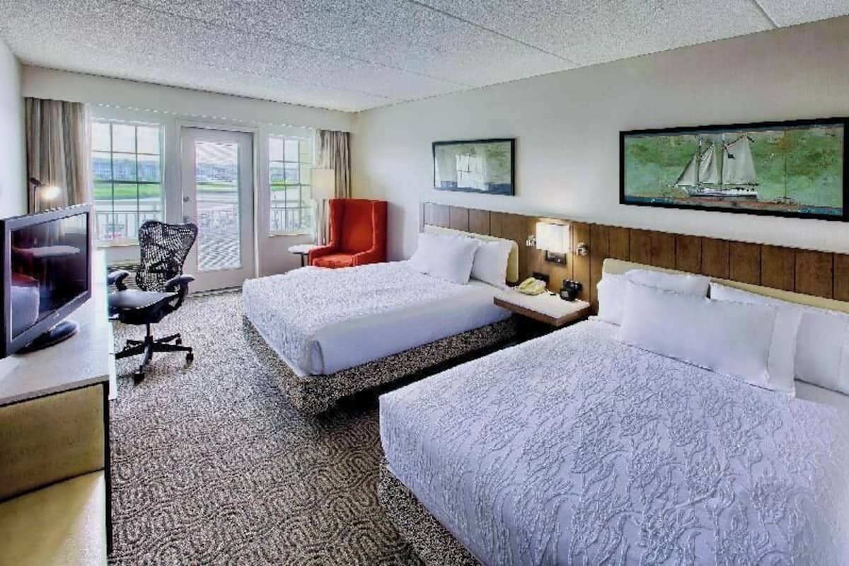 Premium bedding, in-room safe, desk, laptop workspace