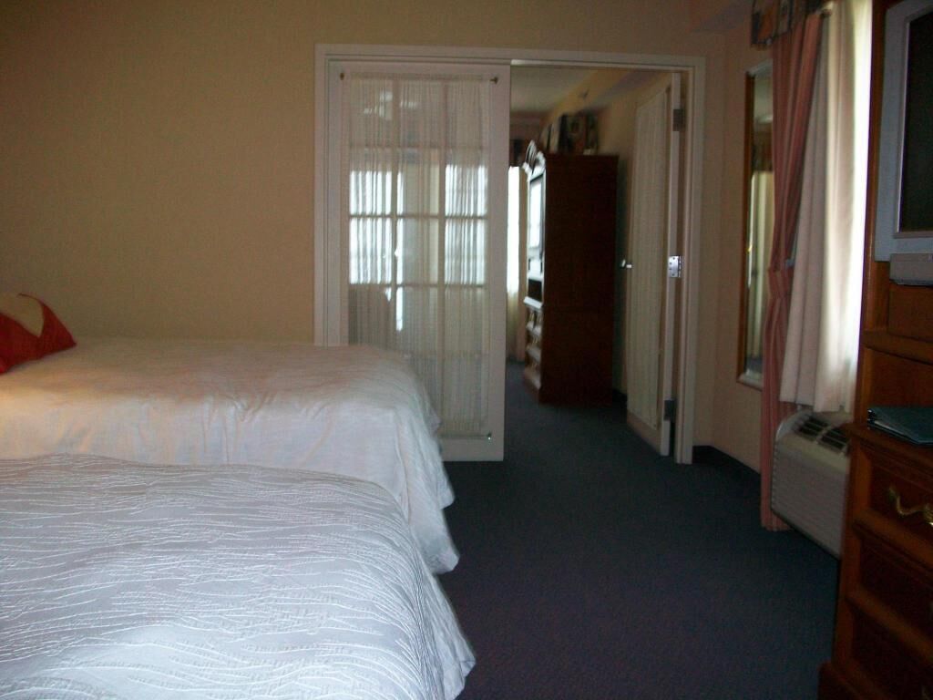 Premium bedding, in-room safe, desk, laptop workspace