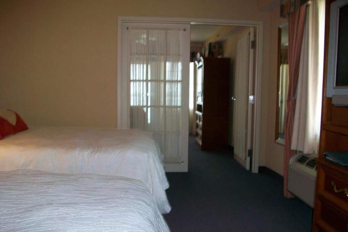 Premium bedding, in-room safe, desk, laptop workspace