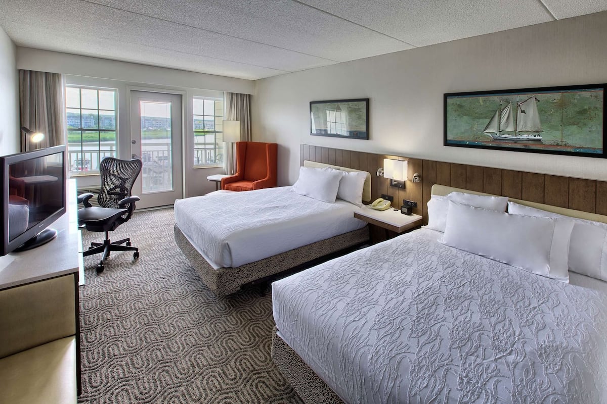 Premium bedding, in-room safe, desk, laptop workspace