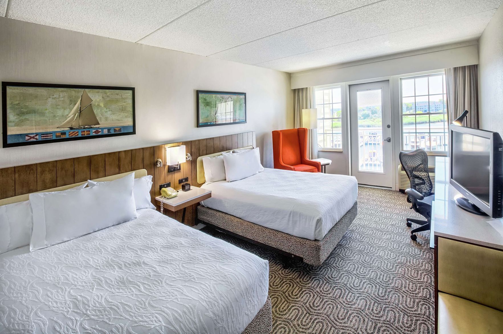 Premium bedding, in-room safe, desk, laptop workspace