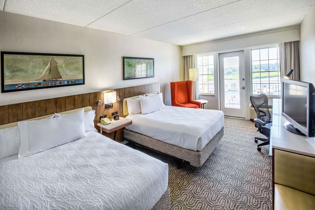 Premium bedding, in-room safe, desk, laptop workspace