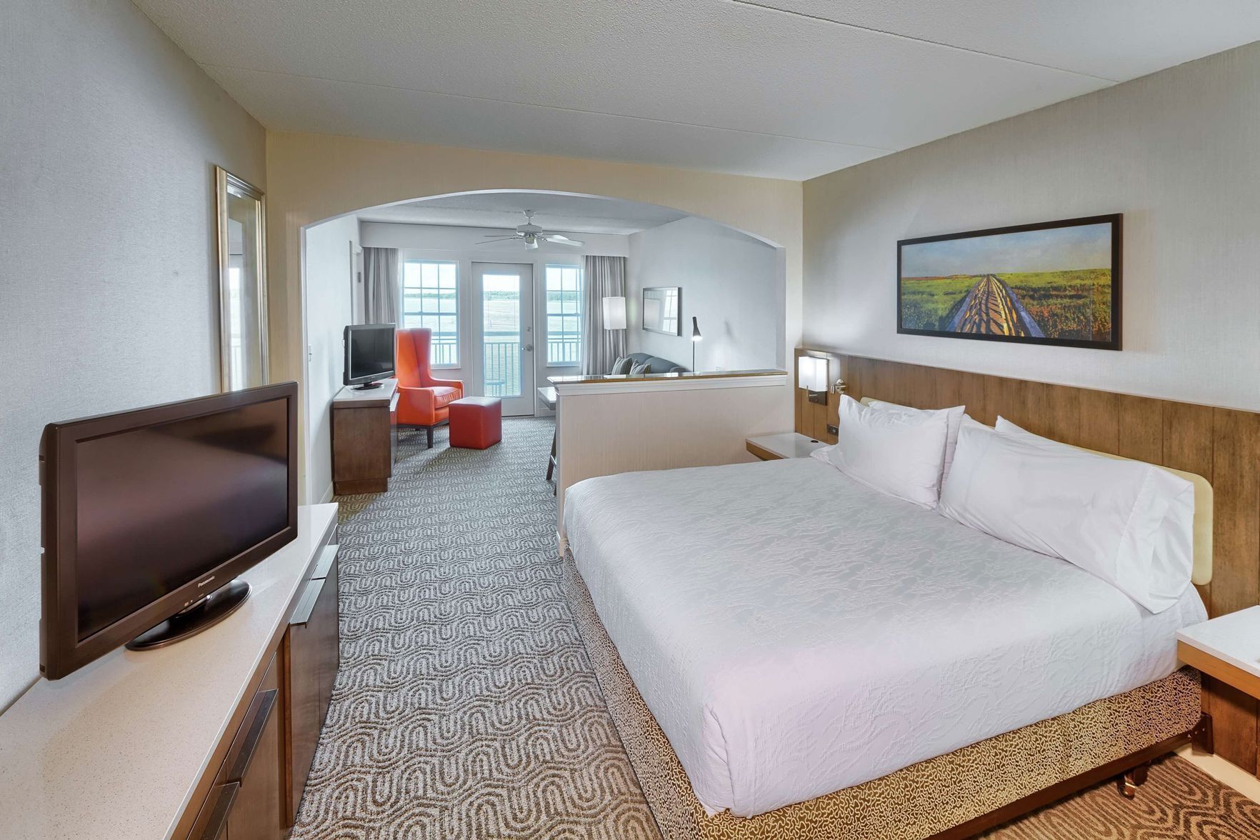 Premium bedding, in-room safe, desk, laptop workspace