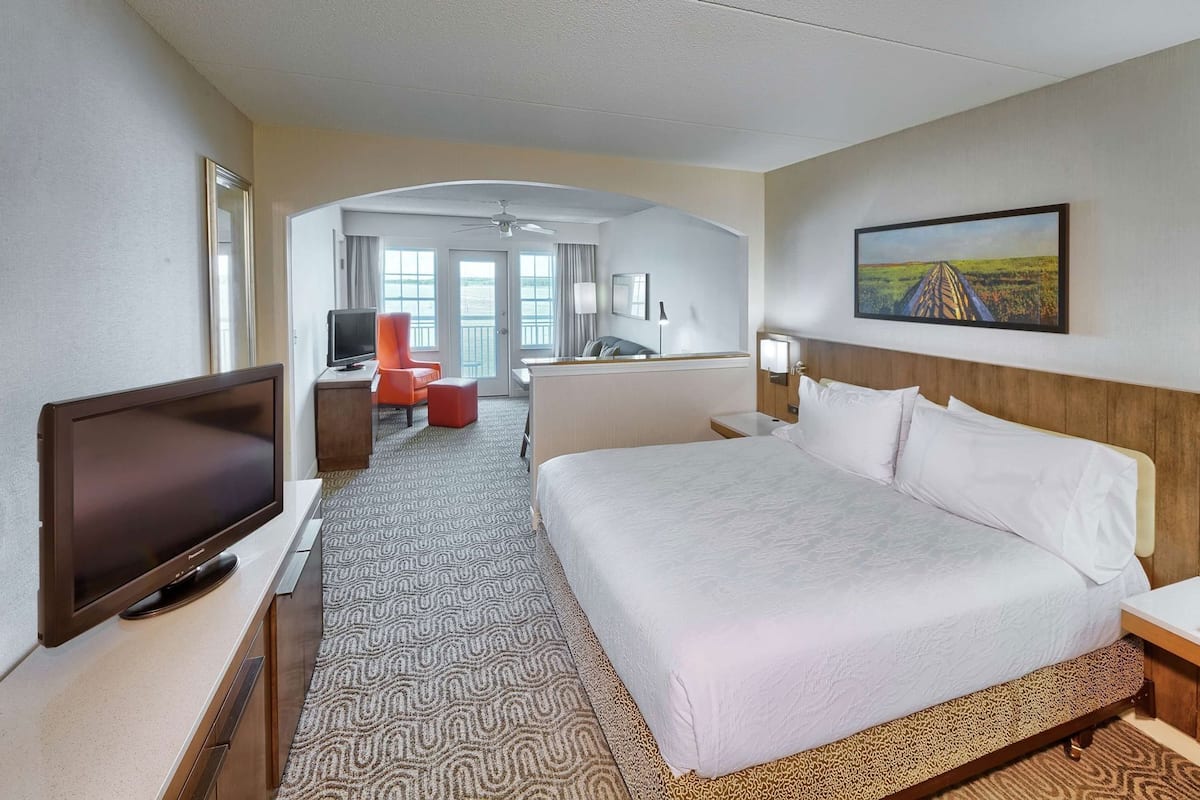 Premium bedding, in-room safe, desk, laptop workspace